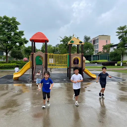 雨终于停了，我们可以出去玩了。