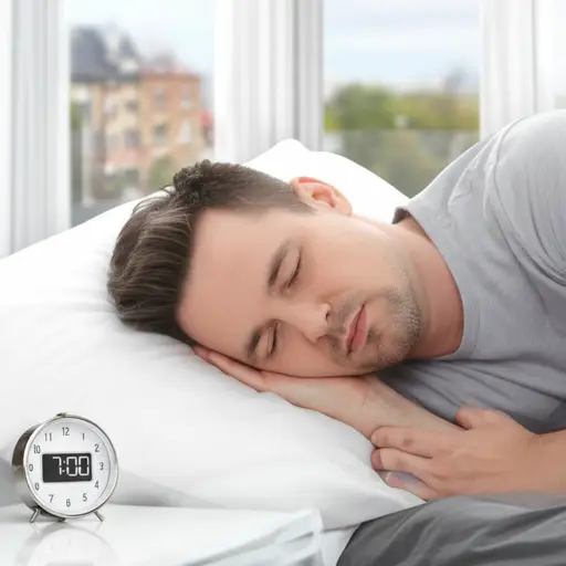 他讨厌早上听到吵闹的音乐。