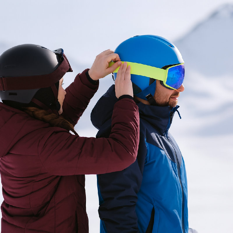 滑雪时要确保佩戴好头盔。