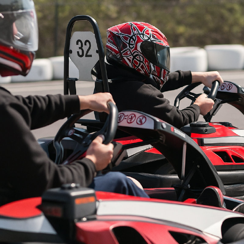 尽量在赛道上与其他驾驶员保持适当的距离。