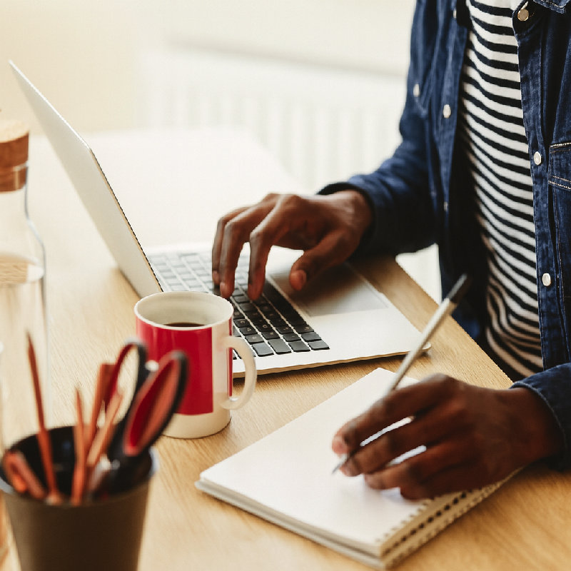 低头继续工作。