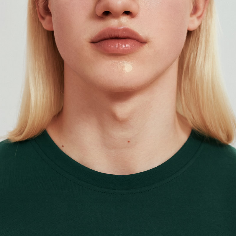 女性也有喉结，但通常没有男性的明显。