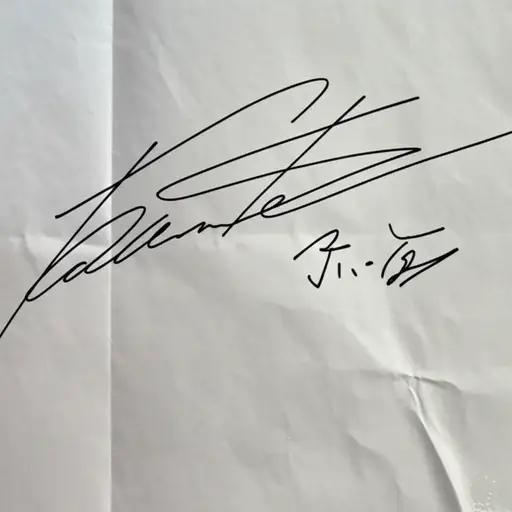 那位著名歌手的签名是真的，不是伪造的。