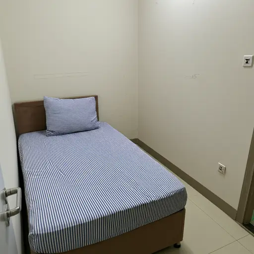 我的床在房间的这一边。