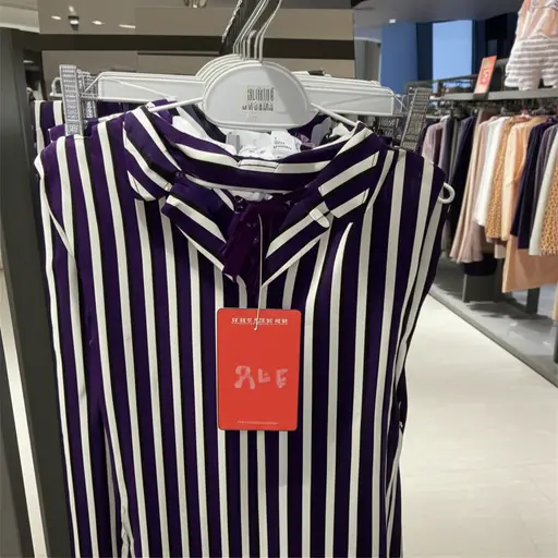 我昨天看到一条漂亮的裙子正在打折出售。