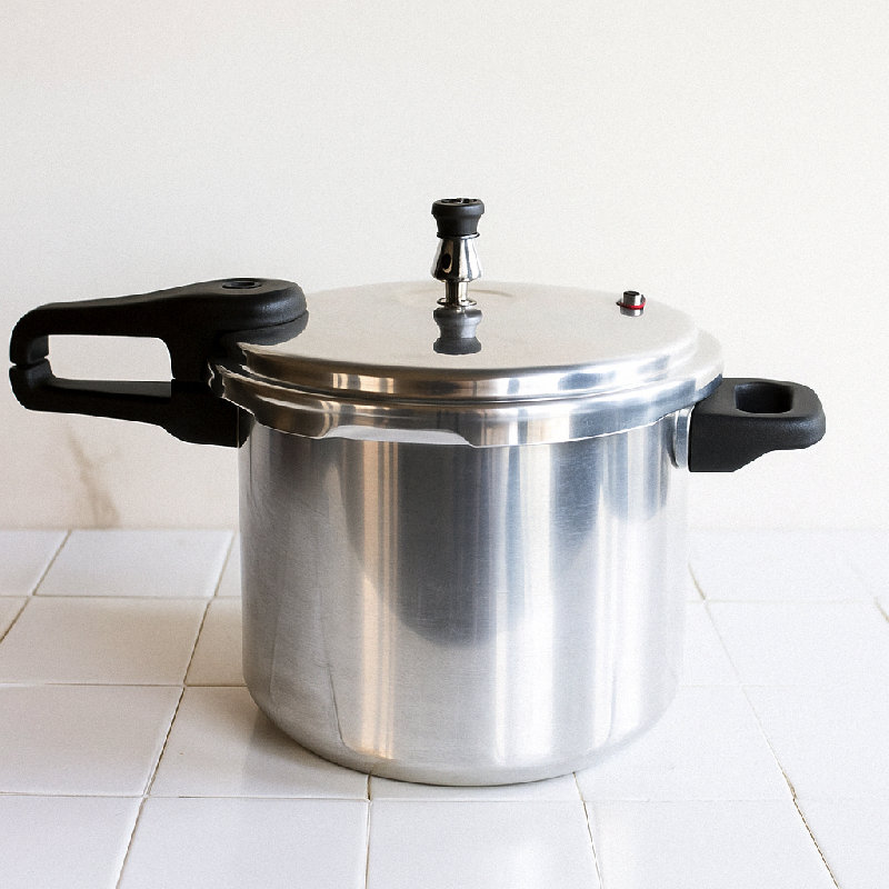 高压锅可以快速煮熟食物。