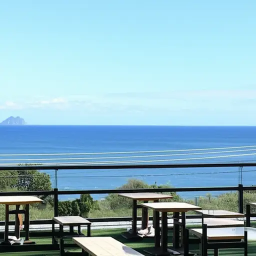 咖啡馆面向大海。