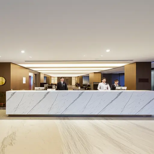 酒店有一个宽敞的前台区域。
