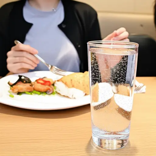 她用餐时点了一杯气泡水。