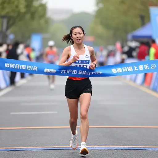 马拉松后筋疲力尽，她冲过终点线时感到膝盖发软。