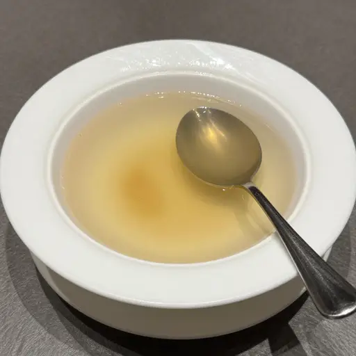这个盘子是用来装汤的。