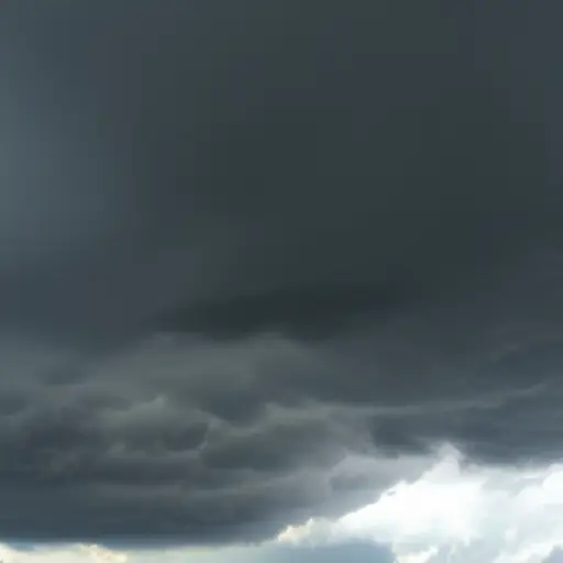 突然，乌云使天空变得黑暗。