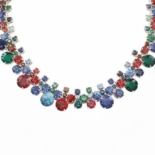 这条项链上镶嵌着各种不同颜色的宝石。