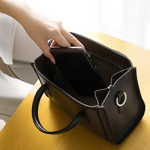 她把手机放回了包里。