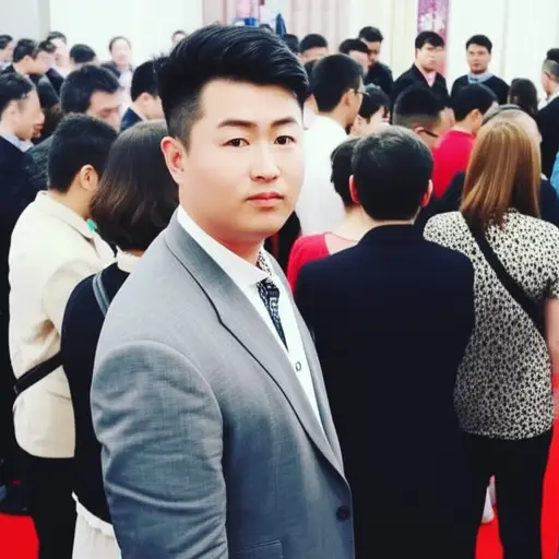 你认出那个穿灰色西装的男人了吗？