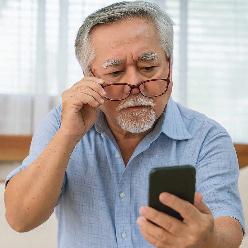 他因为远视而看手机吃力。