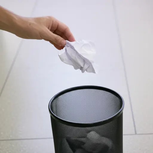 请把纸扔进废纸篓。