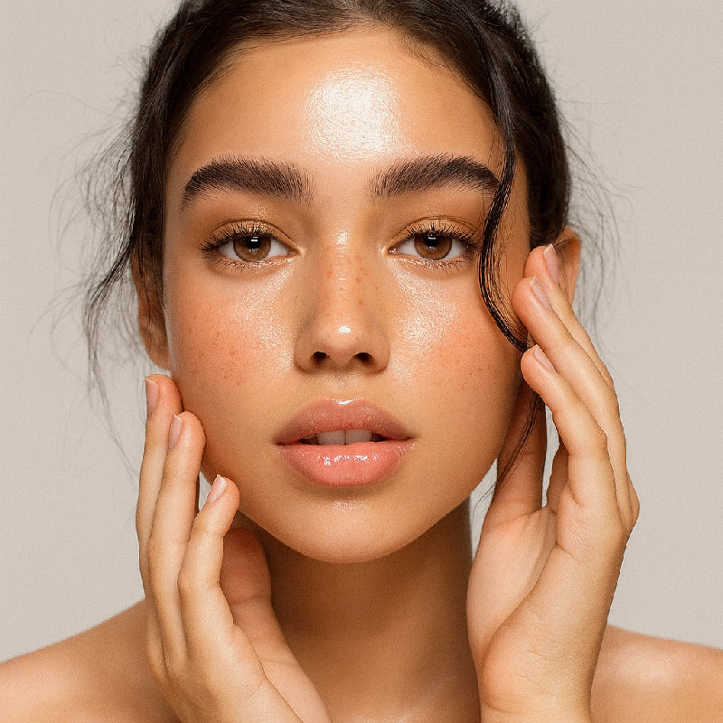 她在面部一些部位涂抹了高光。