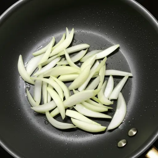 用少量油将洋葱煎至变软。