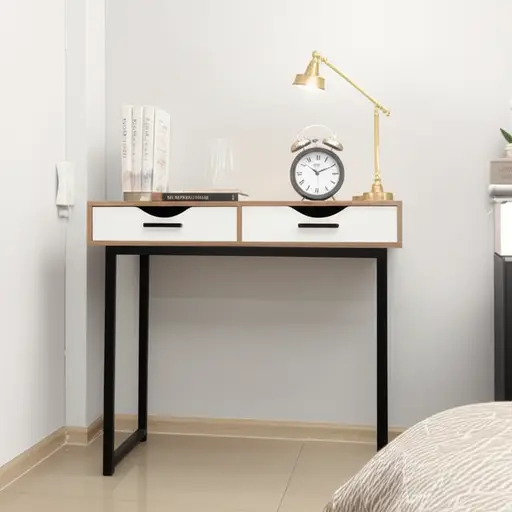 由于我没有自己的书房，我决定买一个有两三个抽屉的书桌。