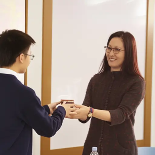 他倒了一杯茶，把它递给了老师。