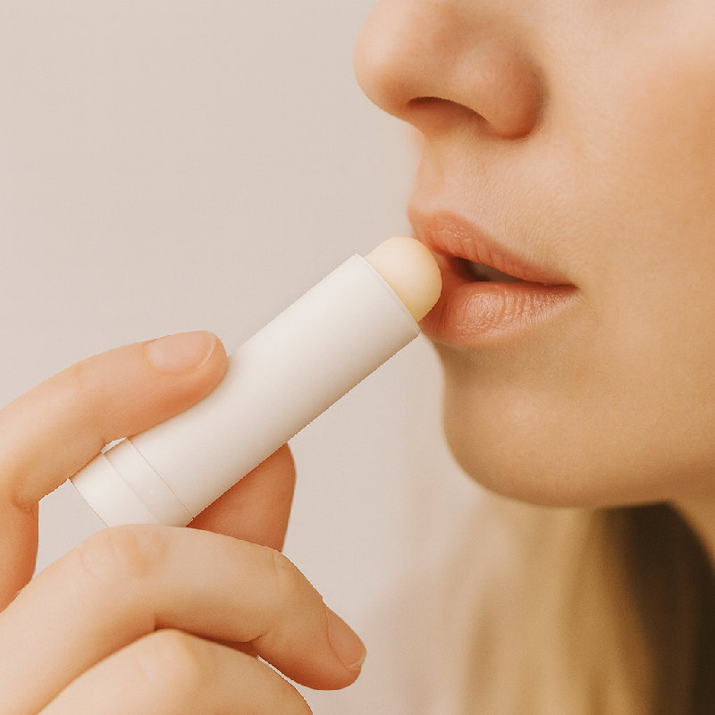 她在干燥的嘴唇上涂了润唇膏。