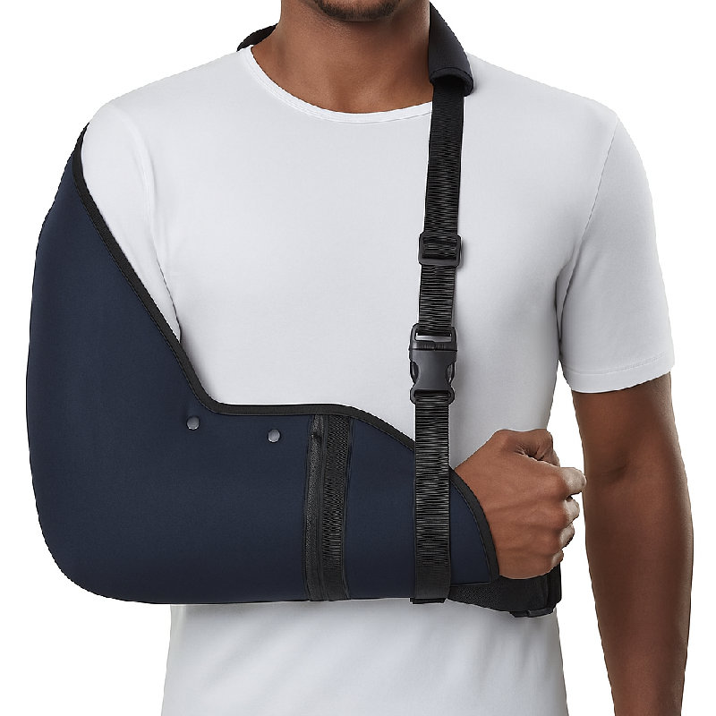 他用吊带支撑受伤的上臂。