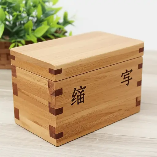 她名字的首字母被刻在了木盒的侧面。