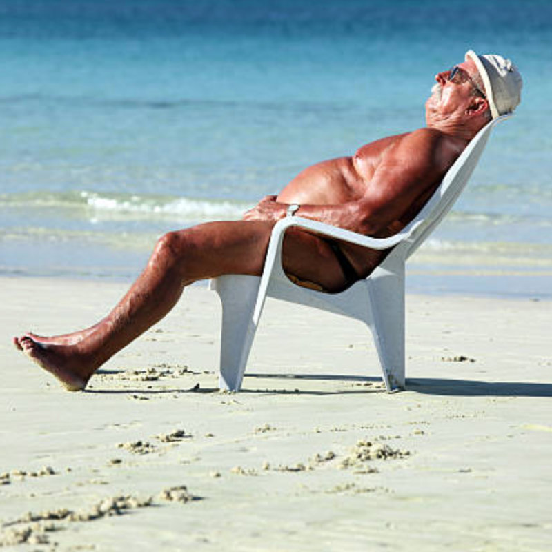 在海滩上，许多男人喜欢光着膀子晒太阳。