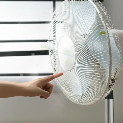 我打开风扇来冷却房间。