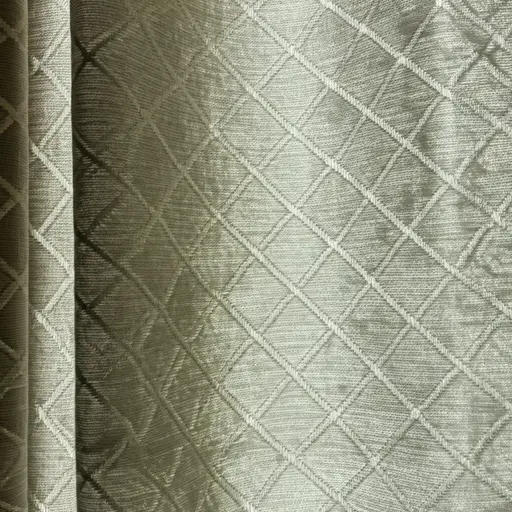 旧窗帘上装饰着 subtle（不明显的）菱形图案。