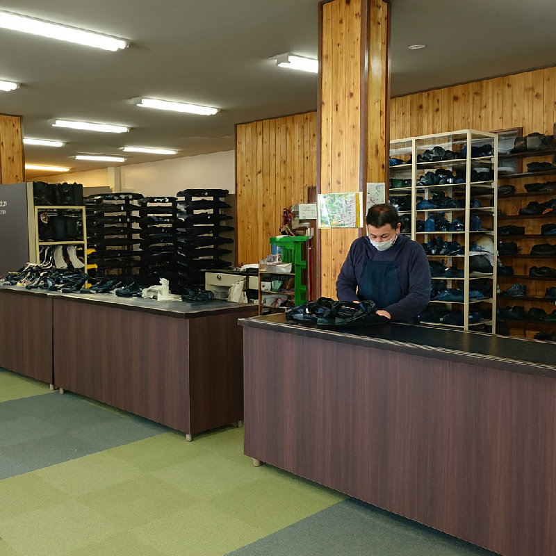 店员在整理雪具。