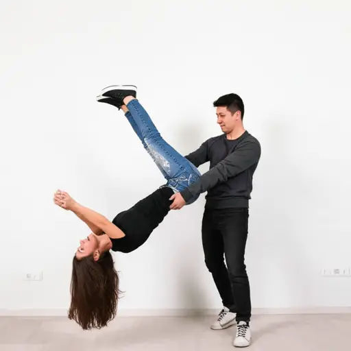 她向后倒，但他用双臂接住了她。