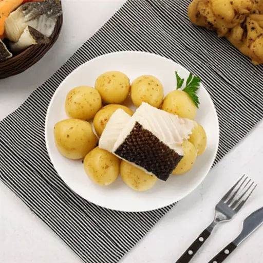 煮鳕鱼通常和土豆一起上桌。