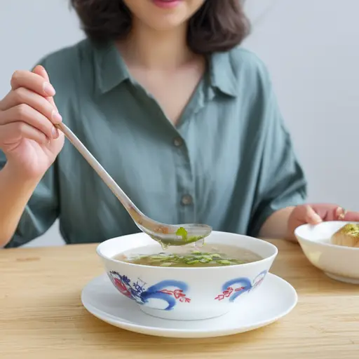 她给我盛了一碗热汤。