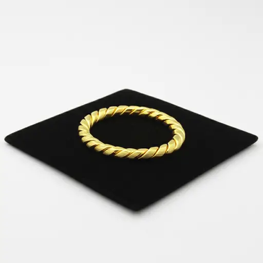 这条项链是由纯金制成的。