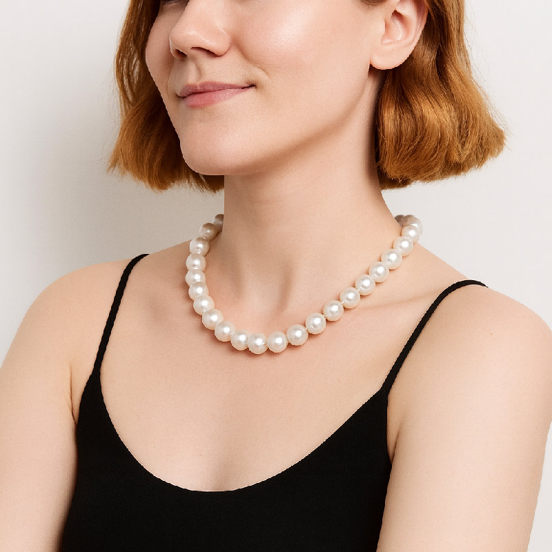 她戴着一条珍珠项链。