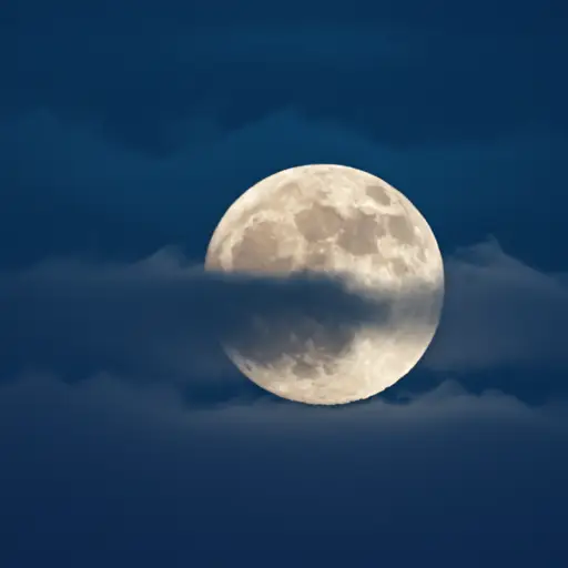 看！月亮从云后面出来了。