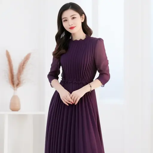 她穿了一件深紫色的裙子。