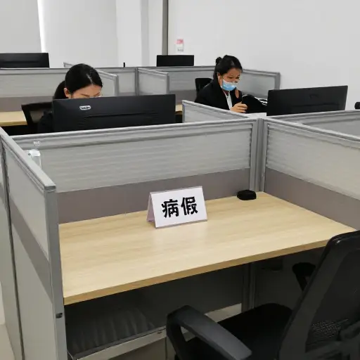由于疾病，我们缺少三名员工。