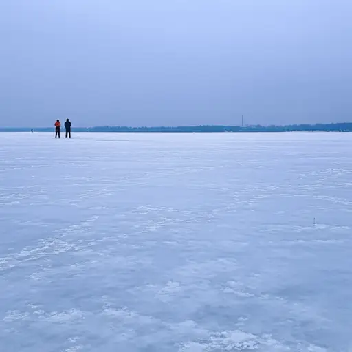 人们不应在冰冷的水中游泳。