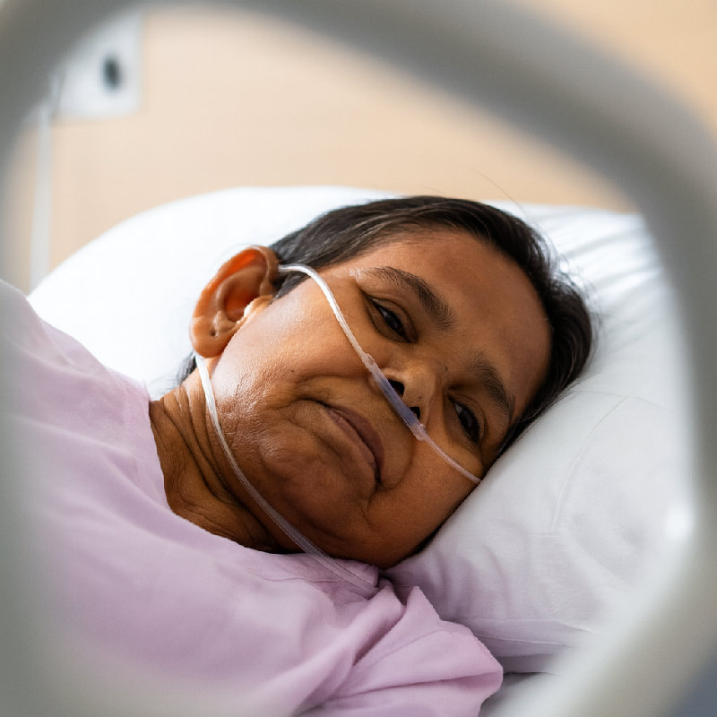 她正不舒服地呻吟。