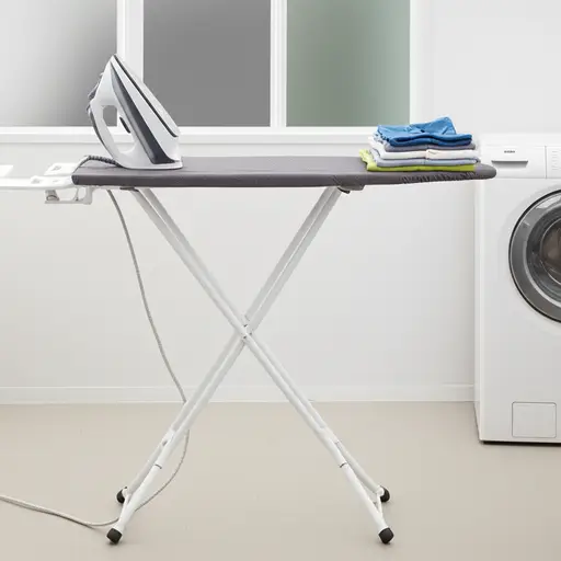 她需要一个新的熨衣板放在洗衣房。