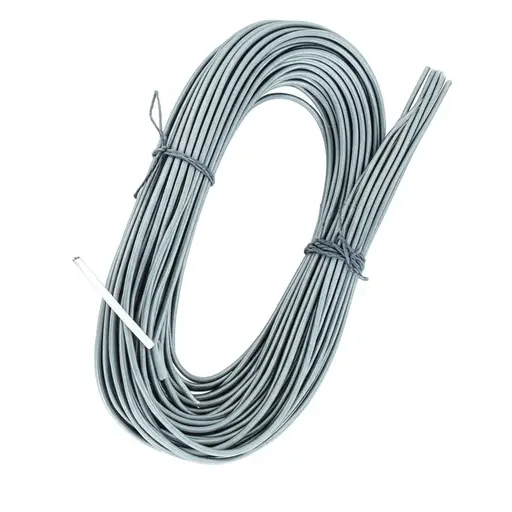 这根结实的绳子是由塑料制成的。