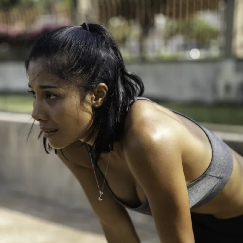 长跑后，她感到胸部沉重。