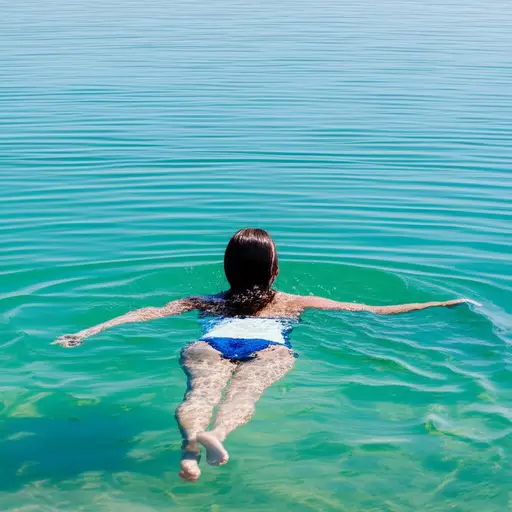 她喜欢去湖里游泳。