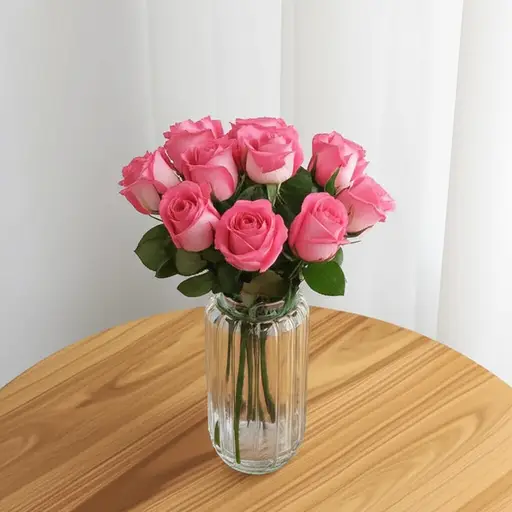 桌上有一瓶花。