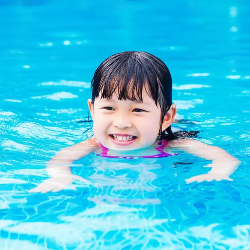 我妹妹喜欢游泳。