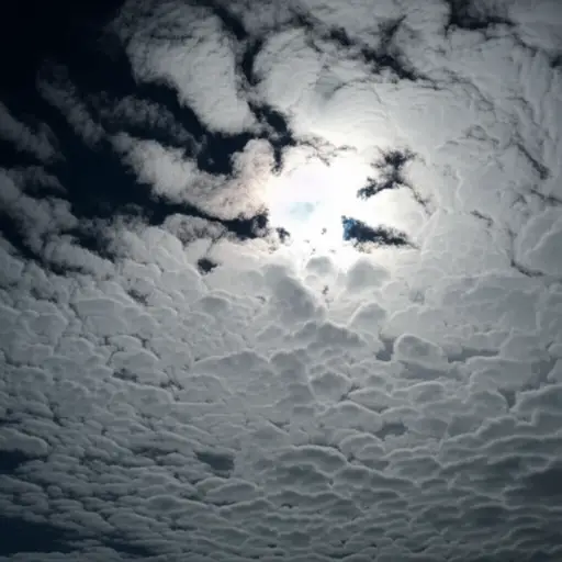 看！月亮从云后面出来了。