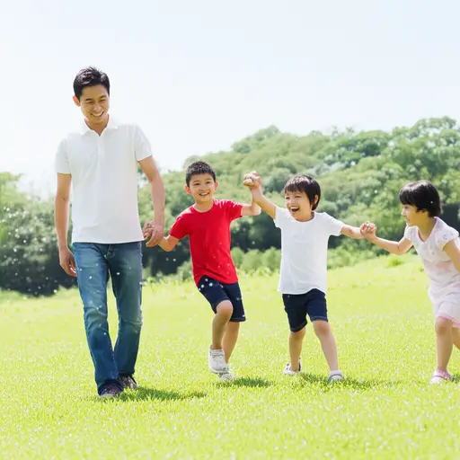 爸爸很高兴看到我们玩得开心。